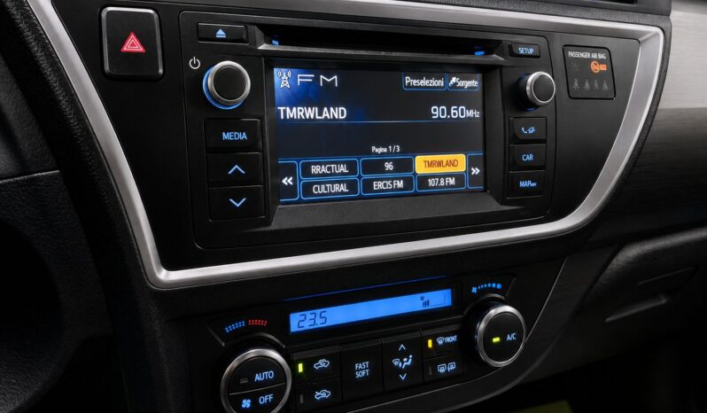 
								Toyota Auris full									