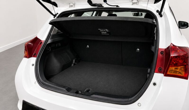
								Toyota Auris full									