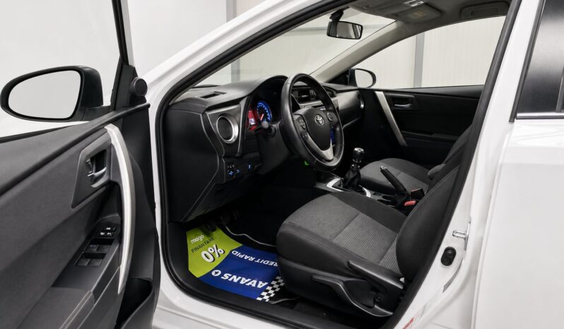 
								Toyota Auris full									