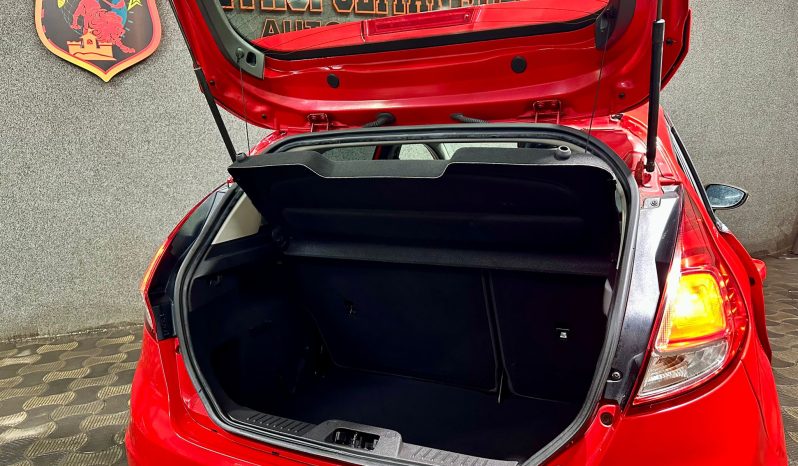 
								Ford Fiesta “Model Titanium” full									