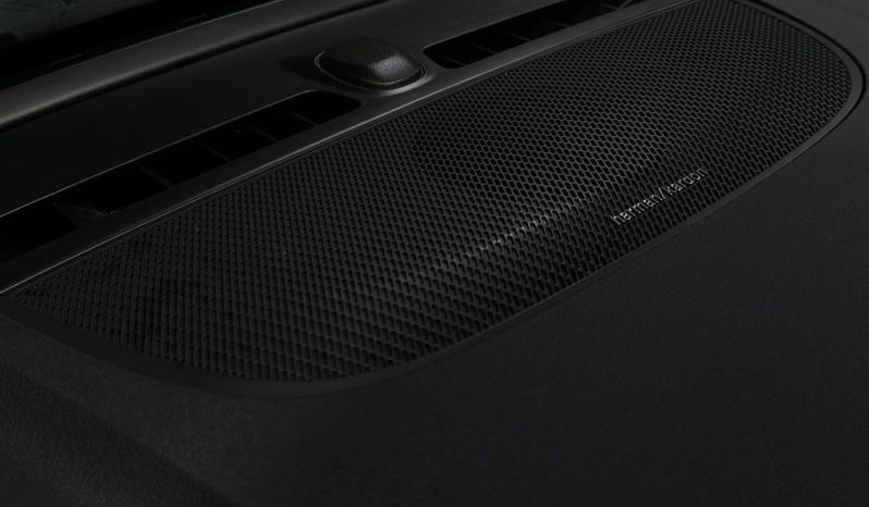 
								Volvo XC40 R-Design full									