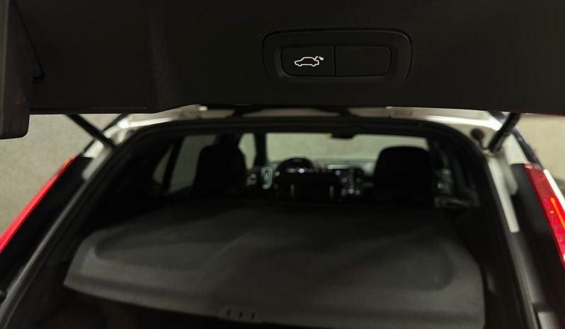 
								Volvo XC40 R-Design full									