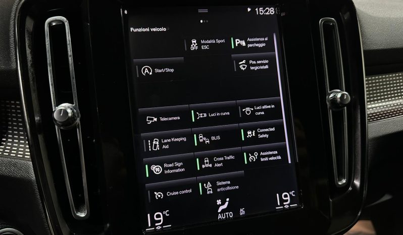 
								Volvo XC40 R-Design full									