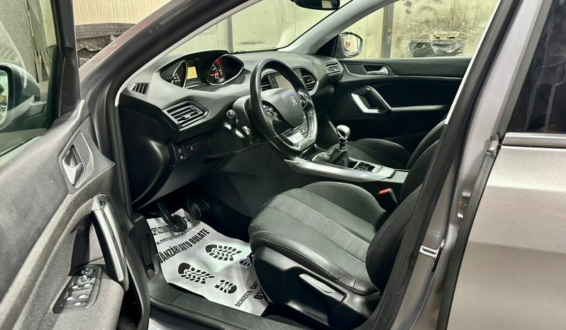 
								Peugeot 308 full									