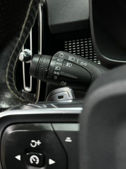 
										Volvo XC40 R-Design full									