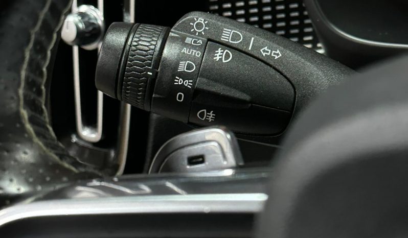 
								Volvo XC40 R-Design full									