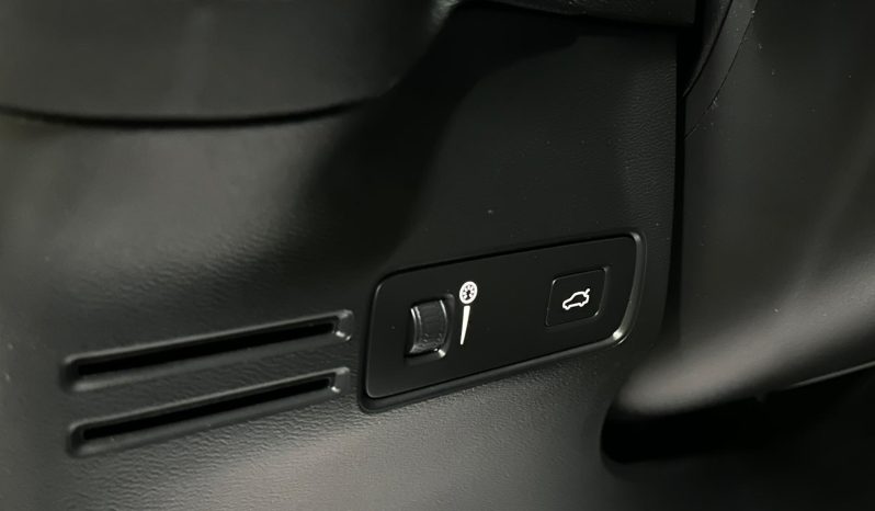 
								Volvo XC40 R-Design full									