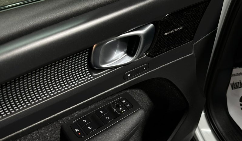 
								Volvo XC40 R-Design full									