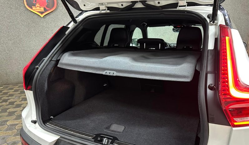 
								Volvo XC40 R-Design full									