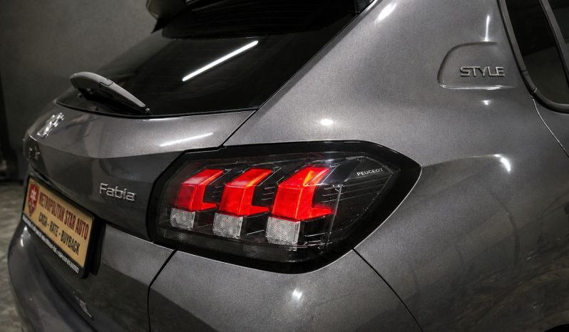 
								Peugeot 208 Style full									