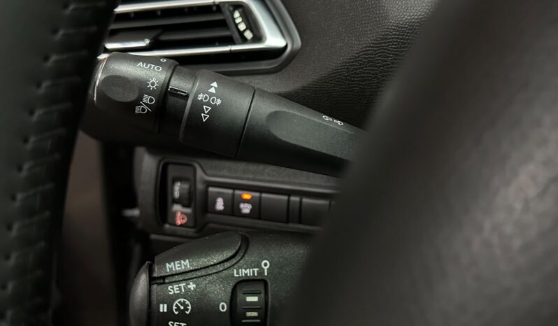 
								Peugeot 308 full									