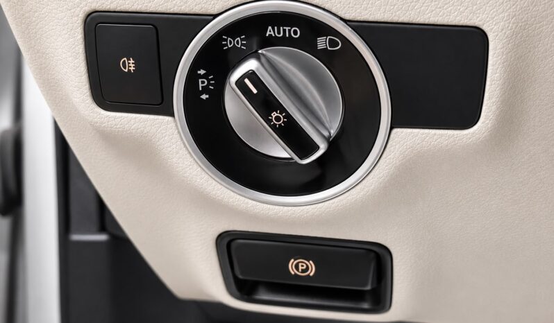 
								Mercedes-Benz GLA200 full									
