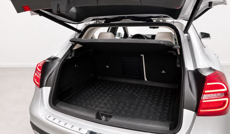 
								Mercedes-Benz GLA200 full									