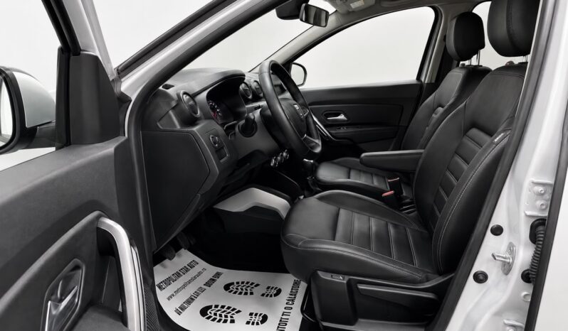 
								Dacia Duster “Model Laureate” full									