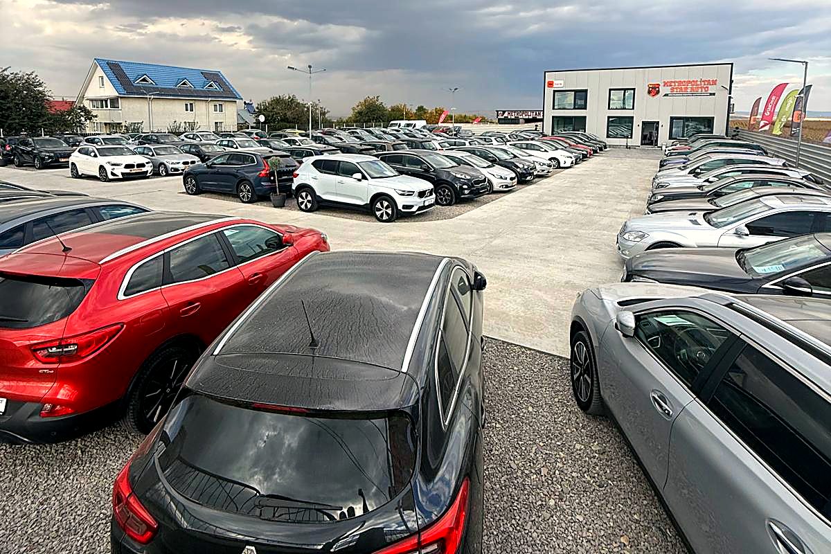 Parcul Metropolitan Star Auto din Bacău, cu showroomul în fundal